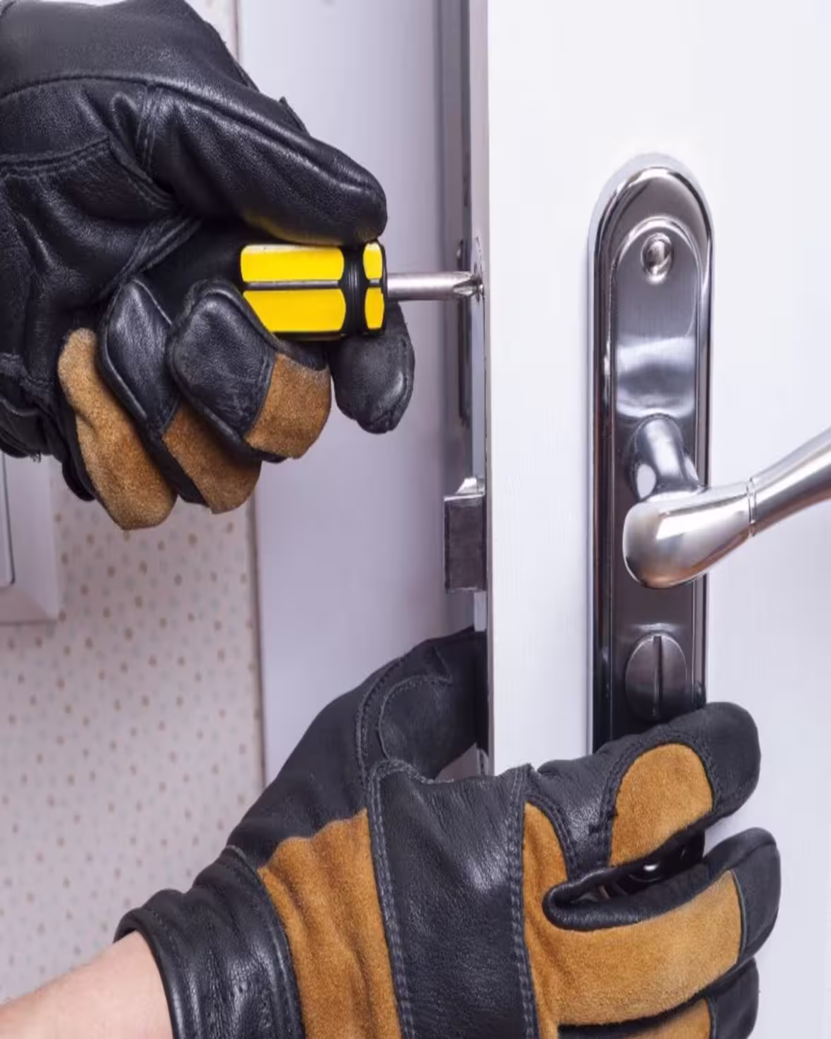 Elias Chaveiro profissional realizando serviço de chaveiro em Colombo PR